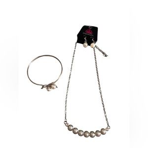 NWT Paparazzi Women 3 PC Silver Tone With Pearl Jewelry Set.